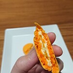 パティスリー・パリセヴェイユ - マカロン。パッションマンゴーの断面図。バタークリームの真ん中にパッションフルーツとマンゴーのピューレ入り。こってり甘いのに、きゅっと酸っぱい。