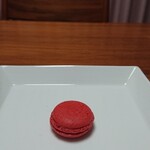 パティスリー・パリセヴェイユ - マカロン。ギモーヴフレーズ。マシュマロ入りで面白い。苺、フランボワーズ、トマト(?！)、ココナッツ、ライム。小粒ながらも色んな要素でできていて、その技術に感心。