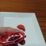 パティスリー・パリセヴェイユ - マカロン。ギモーヴフレーズの断面図。マシュマロの中に苺とフランボワーズのピューレ。食感が、サクっとしつつ、マシュマロの伸びる感じあり、苺の甘さありで面白いし、美味しい。技術高い。