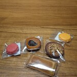 パティスリー・パリセヴェイユ - こんなに、買ってしまった。マカロン、小粒だけど、他には真似できない技術を見せられた。焼き菓子は、バター多め、じっとり重い甘いで、いまいち。