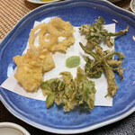 烏山 - 春の天ぷら
      ヤリイカ、新玉ねぎ、ふきのとう、ひこひこ、と何かw