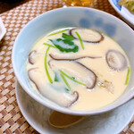 烏山 - 茶碗蒸し
      椎茸の旨味たっぷり。百合根がホクホクで◎
      具が沢山で美味しい(´∀｀)