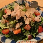 Luxury Seafood salad with seafood and seaweed 890 yen (979 yen including tax)