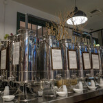 Baker & Olive - 店舗中央、バルサミコ酢サイド。コックをひねって紙カップに注いでテイスティング出来ます。