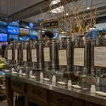 Baker & Olive - 店舗中央、エキストラバージンオイル側。コックをひねって紙カップに注いでテイスティング出来ます。