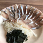 北の味紀行と地酒 北海道 - 春告魚の北海薄造り９９０円。２人前とメニューに記載されていましたが、かなりの量があります。小骨が気にならない処理は素晴らしいですが、特別美味しいわけでは。。。普通には美味しかったですよ（笑）(^｡^)