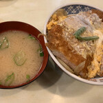 あけぼの - お味噌汁とカツ丼