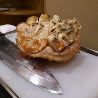 活カニの花咲 - カニをさばく巨大な包丁と，さばかれたカニ！