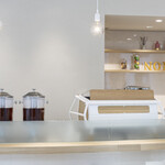 タヒチアン ノニ カフェ - 白を基調とした日差し差し込む明るい店内です。