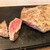 COWCOWステーキ - かなりレアで提供される赤身ステーキ
