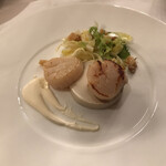 ラ ブラスリー - 村上信夫 人生はフルコース１４８５０円（総額）。アンティーブと帆立貝のサラダ オレンジ風味。申し分ない厚みのホタテを、絶妙な焼き加減での提供です。旨味が口いっぱいに広がります（╹◡╹）（╹◡╹）