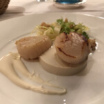 ラ ブラスリー - 村上信夫 人生はフルコース１４８５０円（総額）。アンティーブと帆立貝のサラダ オレンジ風味。アンティーブのムースが、ほのかな苦味で、ホタテの旨味をさらに引き立てます（╹◡╹）（╹◡╹）