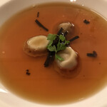 ラ ブラスリー - 村上信夫 人生はフルコース１４８５０円（総額）。帝国ホテル伝統のコンソメスープにフォワグラのラビオリを浮かべて。美しい琥珀色のスープからは、複雑ですがスッキリした旨味が詰まっています（╹◡╹）