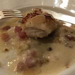 ラ ブラスリー - 村上信夫 人生はフルコース１４８５０円（総額）。鱸のアーモンドバターロースト"カフェ・ド・パリ風''。スズキ、アーモンドバターを層にしてあります。クドさはなくペロリといただきました（╹◡╹）（╹◡╹）