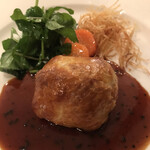 ラ ブラスリー - 村上信夫 人生はフルコース１４８５０円（総額）。鶉のパイ包み焼きペリグーソース“スー・ラ・サンドル”。鶉とフォワグラをパイで包んだものです。一体感があり、口中に幸せが広がります（╹◡╹）（╹◡╹）