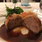 ラ ブラスリー - 村上信夫 人生はフルコース１４８５０円（総額）。鶉のパイ包み焼きペリグーソース“スー・ラ・サンドル”。表面サクサクのパイ、旨味たっぷりのソース、とーっても美味しかったです（╹◡╹）（╹◡╹）