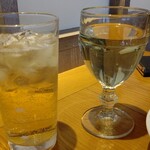 SUPREME - ハイボール（キリン　樽薫る）と白ワイングラス