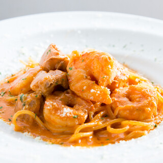 旨みがつまったパスタは和とイタリアンの融合。人気の肉コースも