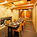 京料理 加茂川 - 木の温もりを感じさせる完全個室です