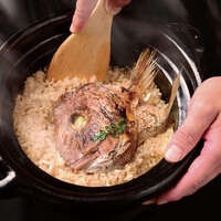 信楽釜で炊く鯛御飯