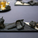 プレゼンテ スギ - 2020.3 サザエ（茹で汁でガストロバックして旨味を戻したサザエの竹炭フリット、苦い部分だけ取り除いた肝）