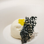 プレゼンテ スギ - 2020.3 フォアグラと新玉ねぎ（佐倉産新玉葱に生クリームを加えて窒素ガスで泡状に、卵と生クリームでペーストにしたフォアグラ、炭化した玉葱のチュイル）