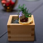 プレゼンテ スギ - 2020.3 鹿血液とタマネギのペースト（ブーダンノワール仕立て）生姜とカルダモンの林檎ジャム タチツボスミレ