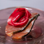 プレゼンテ スギ - 2020.3 GV鰹（中落ちを生利節にしてフランボワーズの香りを加えたスープでGVした魚体8kg勝浦初鰹、ビーツのピクルス、水切りした千葉産牛乳の自家製ヨーグルト）