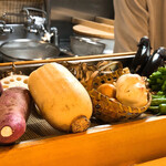 石臼挽き手打 蕎楽亭 - 厨房の野菜