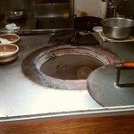 食堂インド - 厨房にタンドールがあります。