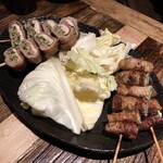 Hachibunno Ichi Peace - しいたけ肉詰串1本税抜350円とオクラ巻1本税抜300円