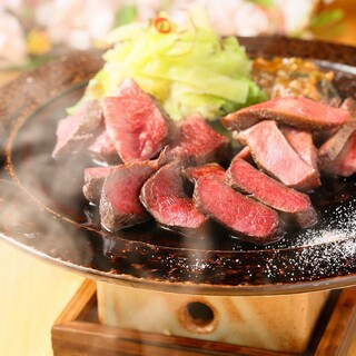 鉄板と石窯で焼上げ、おもてなしスタイルで提供する絶品ステーキ