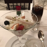 ラ ブラスリー - 村上信夫 人生はフルコース１４８５０円（総額）。あしらわれているメレンゲの焼き菓子の食感も、良いアクセントです。苺とミルクのハーモニー。美味しいに決まっています（╹◡╹）（╹◡╹）