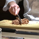 菊鮨 - 蛍烏賊を調理中