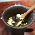 菊鮨 - 柔らかく蒸した鮑が美味しいですし、肝ソースの味わいもいいですね。