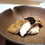 菊鮨 - 喉黒（対馬）・・脂ののった喉黒は、口に入れると脂がとろけ贅沢な味わい。