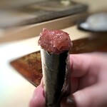 菊鮨 - 叩いた大トロを手巻きで頂く贅沢な品・・これも贅沢な頂き方ですし、海苔がパリパリで一緒に頂くととても美味しい。