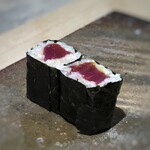 菊鮨 - 鉄火巻・・いつも通り6切れありましたが、都合によりお写真は2切れで。m(__)m いつもながら、美味しいそうです。