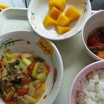 西友 - ハムと野菜の炒め物、フレッシュマンゴー（朝食）