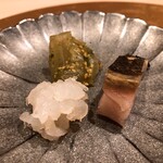 寿司 赤酢 - 白えびの昆布締め、ヒラメのネギのペースト、さわらあぶり焼き