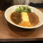 SPICY CURRY 魯珈 - あいがけ　ラムとチキン　レタス、玉ねぎのピクルス