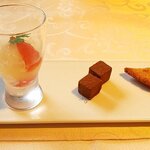 Rakasukado - プティフール：フルーツのジュレと生チョコを２つとプレーンなフィナンシェ