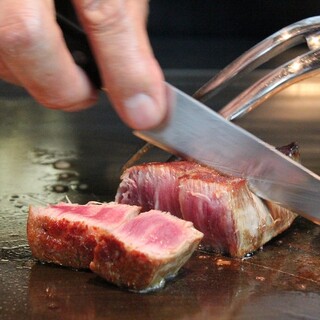 We offer a variety of teppanyaki dishes, from classic to original, in a casual setting.