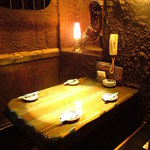 腹八分目 - 照明を落とした落ち着けるテーブル