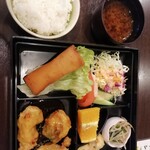 創作厨房ぐろう - 日替ランチのチキン甘酢あん。春巻もメニュー看板に書き加えても良さげな、立派な一品。
