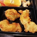 創作厨房ぐろう - メインのチキン甘酢あん。甘酢あんが絡みやすいからでしょうか。モモ肉の天ぷら仕立て。