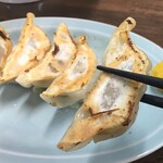 Kokuryuu - 焼き目といい、しっとり感の無さといい、美味そうには見えない餃子。
                        
                        が、しかーし！
                        
                        食うと美味いヽ(´o｀
                        
                        タレ無しでGO♪だ。
                        
                        