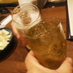 kokurayakitorijiruandoko- - 手前わたし 緑茶割り   奥の飲み彼女さん 塩梅酒ソーダ割