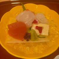 京懐石 美濃吉 横浜ランドマークプラザ店 - 向付：生湯葉・真鯛・鮪赤身〜下敷きの大根も食べられます〜