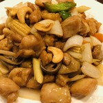 Stir-fried chicken and cashew nuts